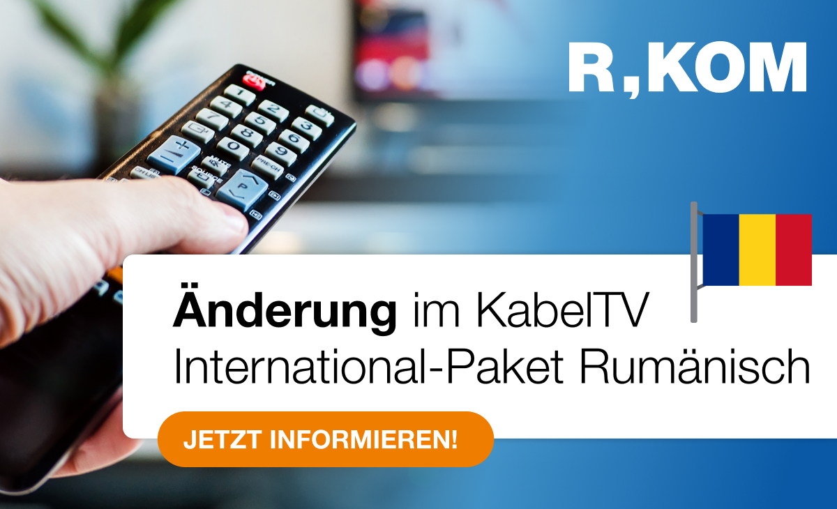 Eine Hand hält eine TV-Fernbedienung vor einem Fernseher. Der Text des Bilds lautet Änderung im R-KOM KabelTV International-Paket Rumänisch mit Button „Jetzt informieren!“.