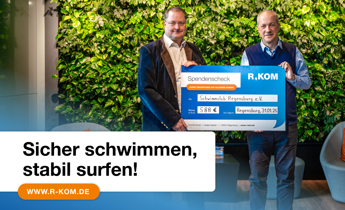 R-KOM überreicht Spendenscheck an Schwimmclub Regensburg e.V. – regionale Unterstützung und Engagement in Ostbayern.