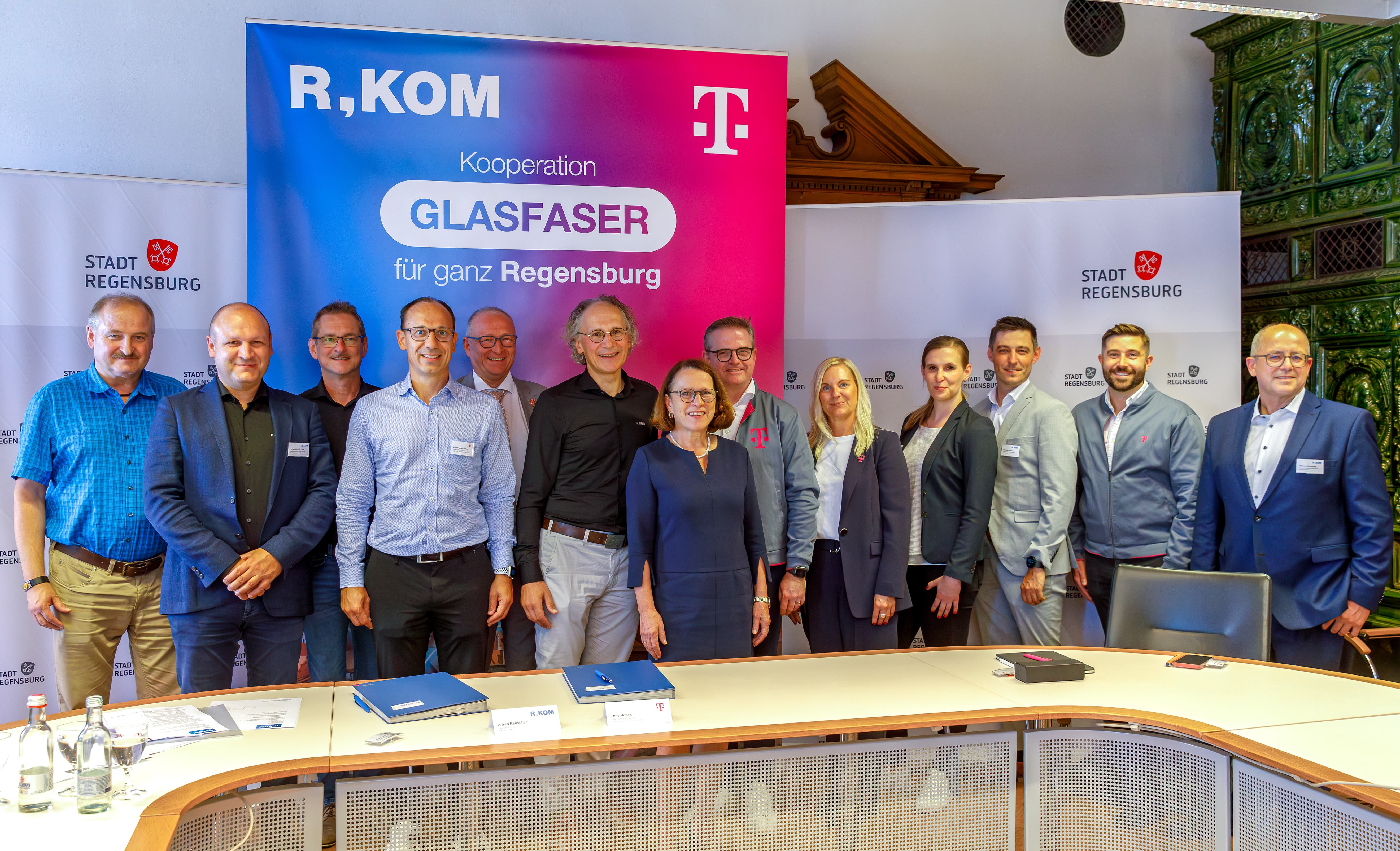 Pressetermin mit Vertragsunterzeichnung – R-KOM und Telekom vereinbaren enge Kooperation