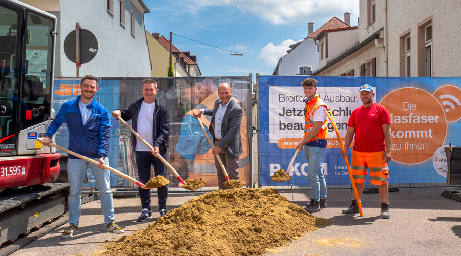 Foto v. l. n. r.: Sebastian Schöberl (R-KOM), Andreas Schönberger (Rädlinger), Dr. Alexander Deml (R-KOM), Sedrick Jobst (Rädlinger), Zaba Janusz (Rädlinger)