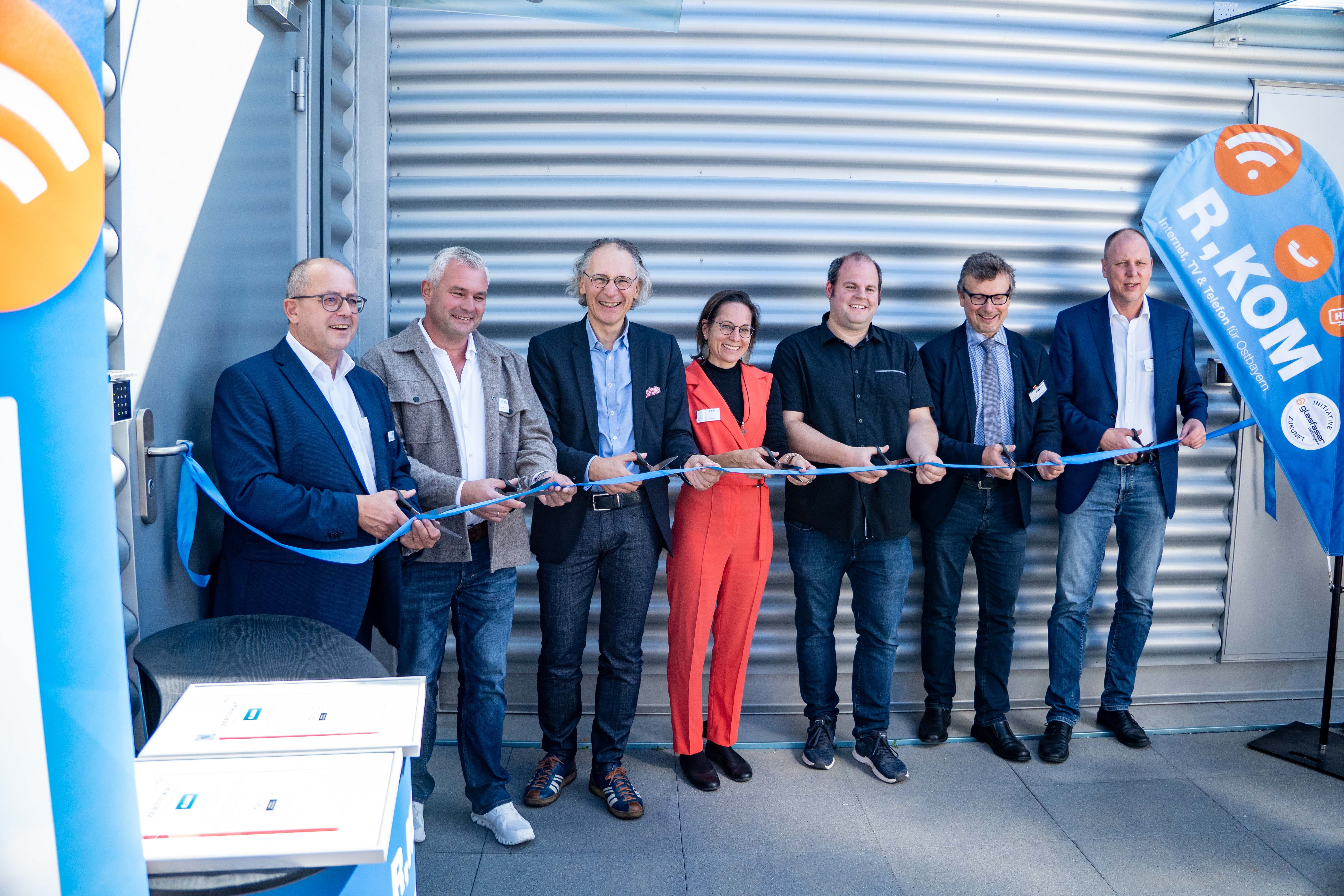 Zur offiziellen Eröffnung versammelten sich Projektleiter Wilhelm Schwürzer, Konstantin Weiskopp (Fa. Weigl), Alfred Rauscher (Geschäftsführer R-KOM), Anja Reuter (innovIT AG), Andreas Scheuerer (R-KOM), Dr. Martin Kammerer (IHK) und Lappersdorfs 1. Bürgermeister Christian Hauner (v. l. n. r.) sowie weitere Projektbeteiligte der R-KOM.